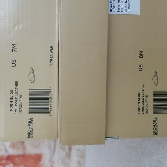 New Michael Kors Linden Croc-Embossed Sandals - Picture 9 of 13